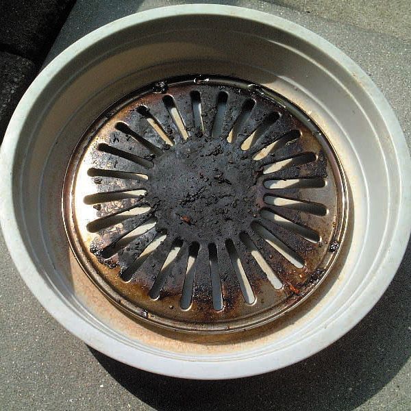 （例）焼肉鉄板　原液に浸漬→数時間保持→ブラッシング→水洗→拭き取り/乾燥　【１】汚れた板です。